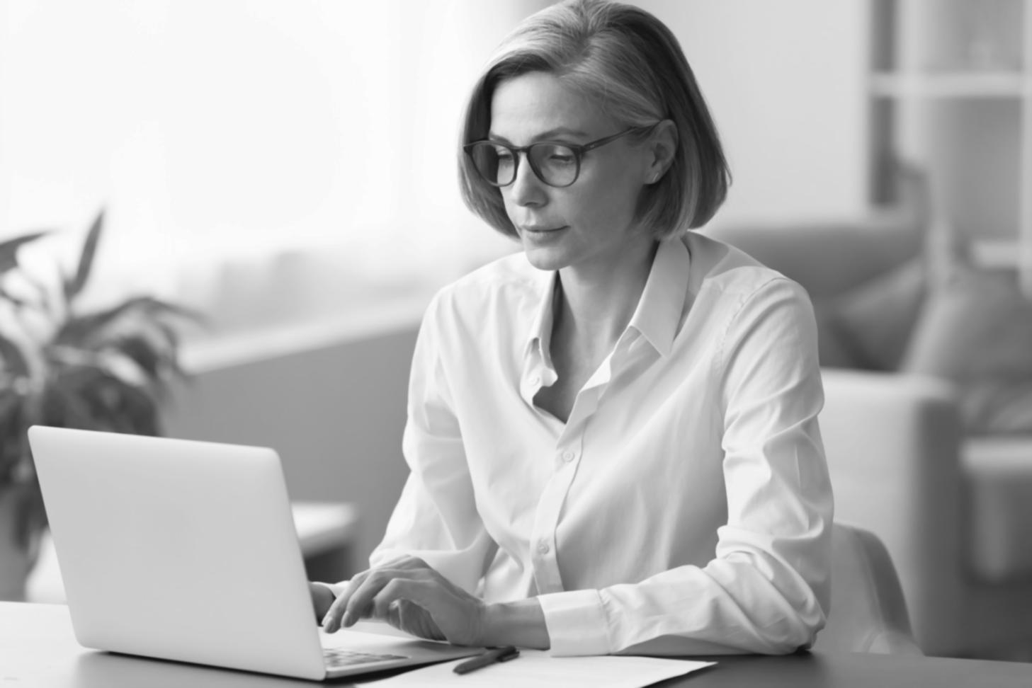 Analýza finančních výkazů na pracovním stole s grafy a dokumenty